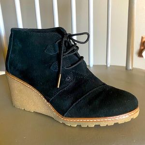 TOM’S- EUC (WORN ONE TIME)